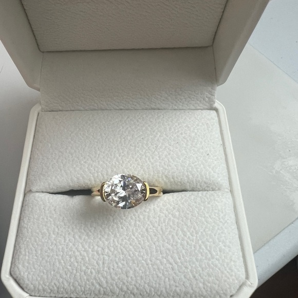 Gold tone and cubic zirconia ring - Picture 4 of 4